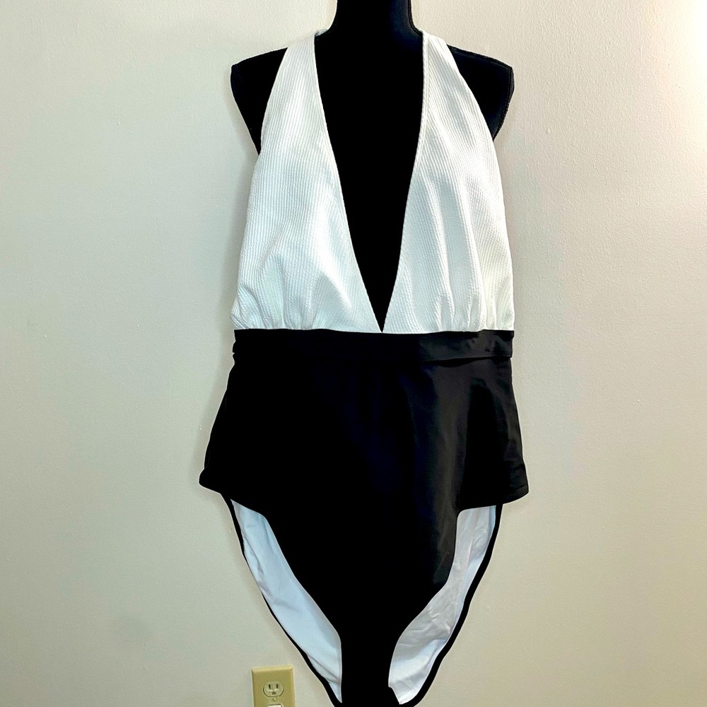 BNWT: Forever21+ B/W tie up halter 1pc swimsuit. Sz: 3X